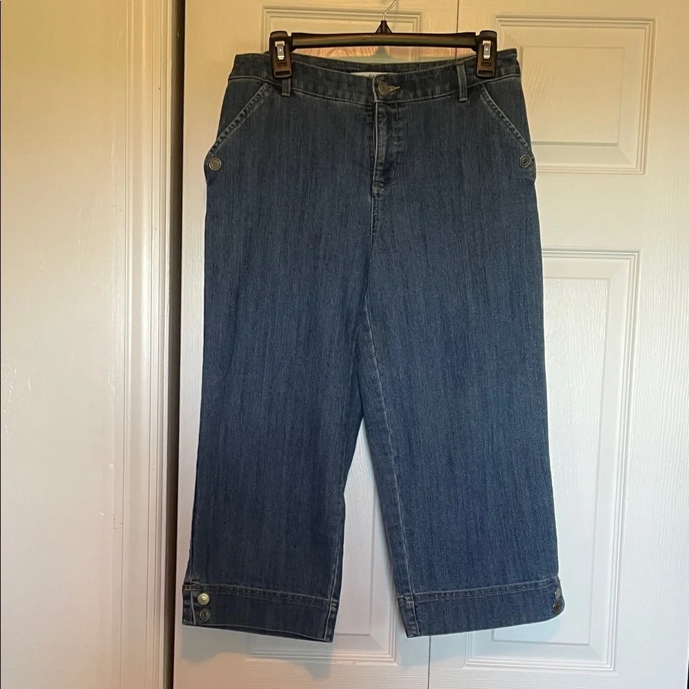 Croft & Barrow 8 denim capris straight leg metal button detail front/back pocket
